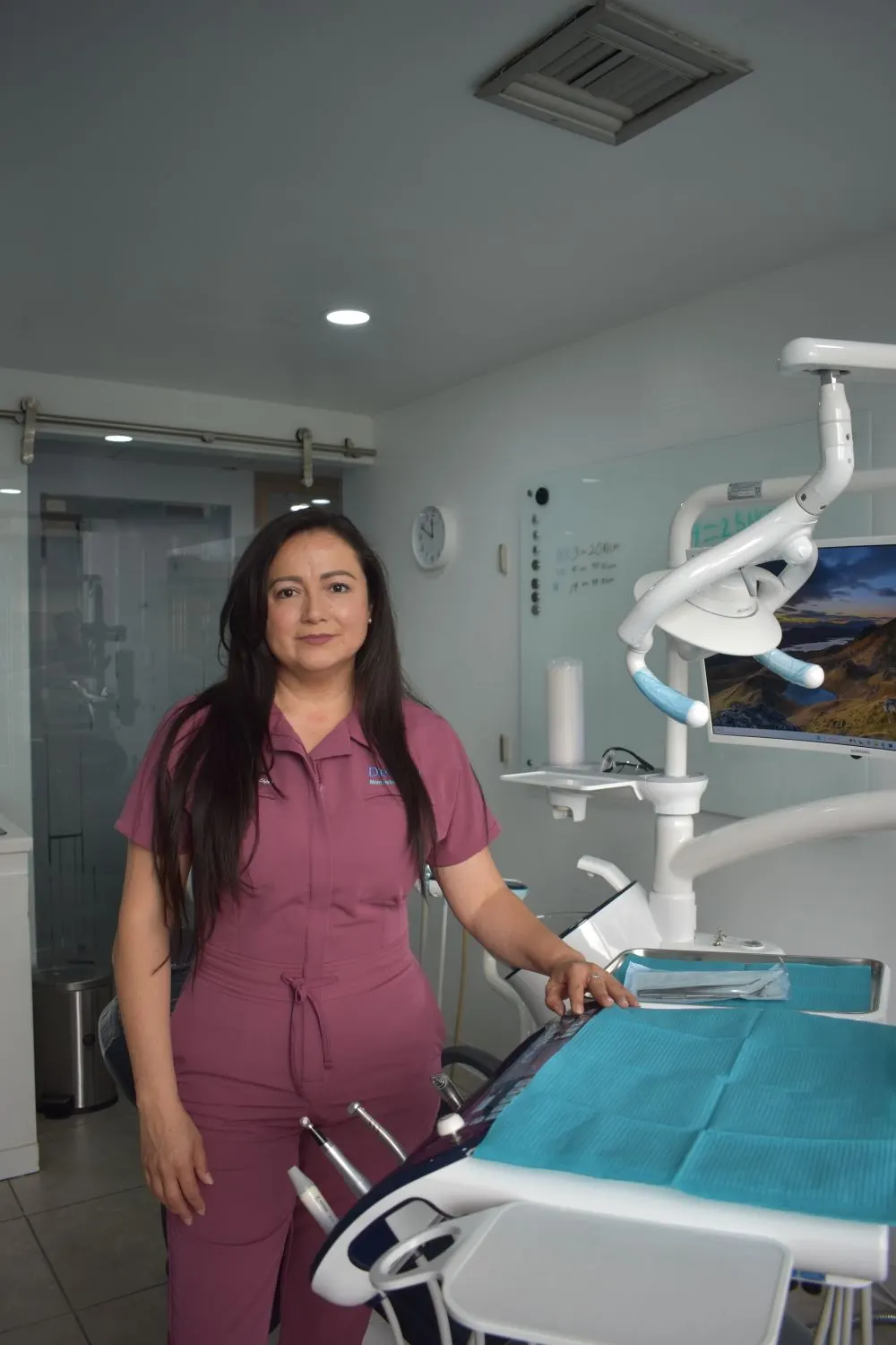 Médica especialista en su consultorio