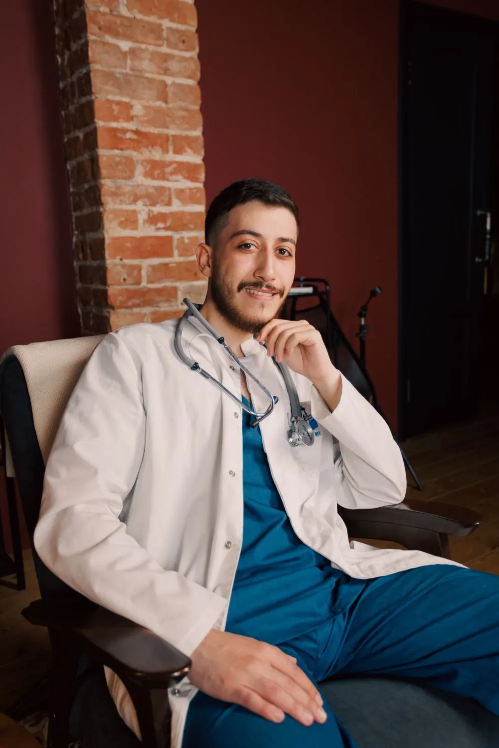 Médico especialista joven en su consultorio