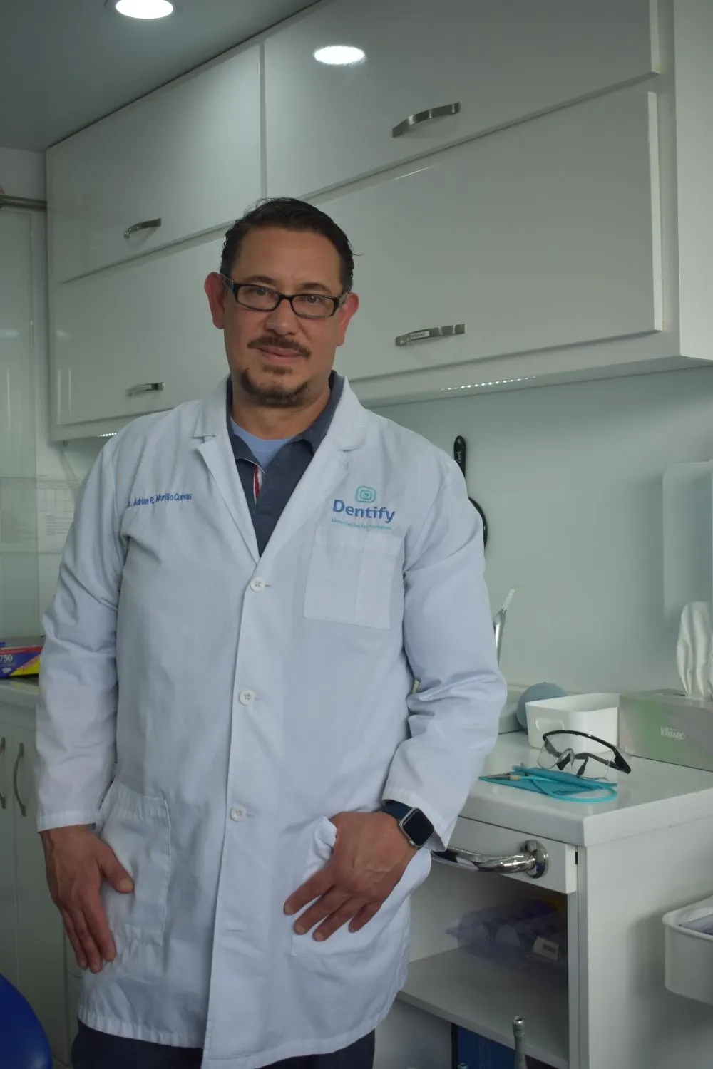 Médico especialista con bata blanca en su clínica